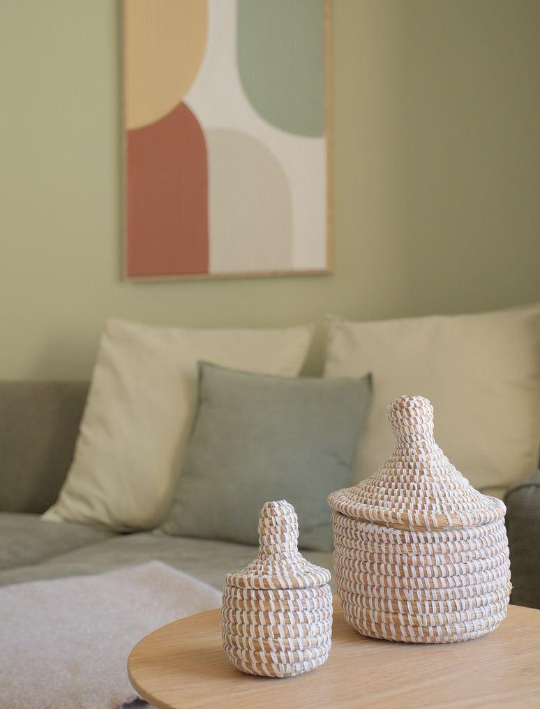 Sofa-Detail mit Kissen und Deko-Körben