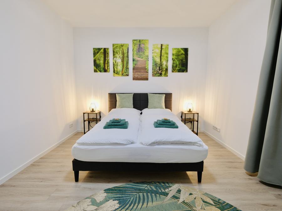 Schlafzimmer mit Waldbildern und Dschungel-Teppich