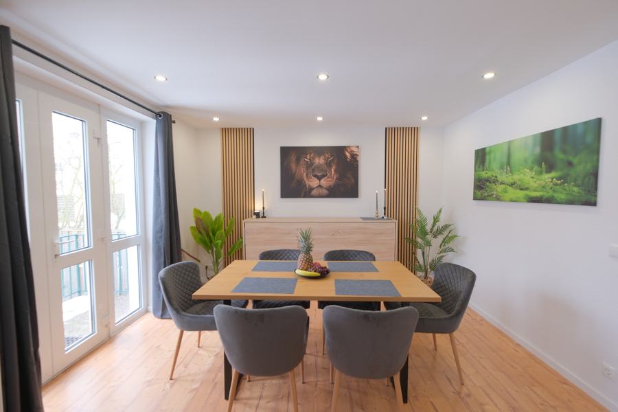 Essbereich mit Massivholztisch und Kunst an der Wand